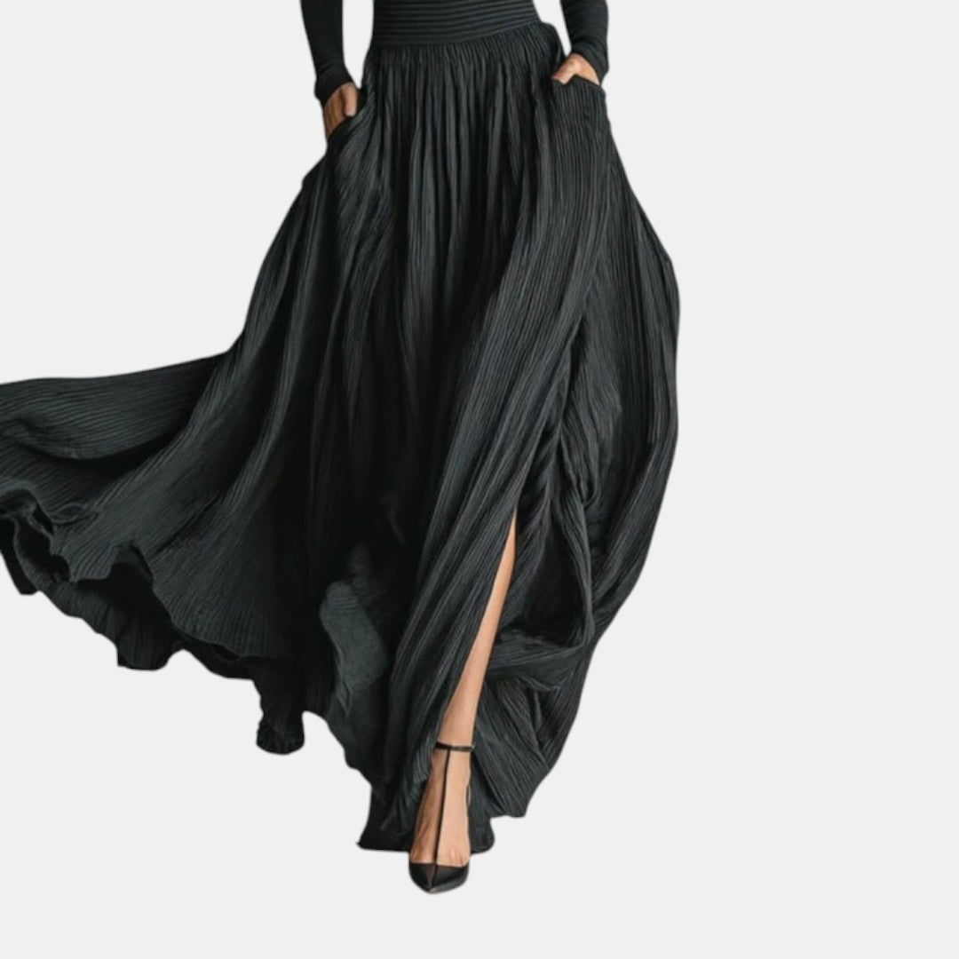Agustina | Conjunto Negro con Cuello Alto y Falda Plisada