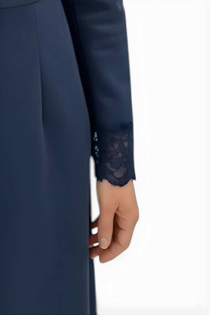 Trinidad | Vestido Largo de Ante con Cuello y Detalles de Encaje